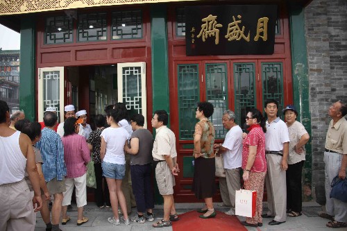 8月7日,顧客在前門大街一老字號(hào)門前排隊(duì)購(gòu)物。當(dāng)日,北京前門大街正式開街。北京前門大街北起前門月亮灣,南至珠市口,全長(zhǎng)840米。自2007年5月9日開始,前門大街開始了大規(guī)模修繕整治工程。此前的幾年里,修繕方案共經(jīng)過了16位文物專家32次專業(yè)論證。 新華社記者張燕輝攝