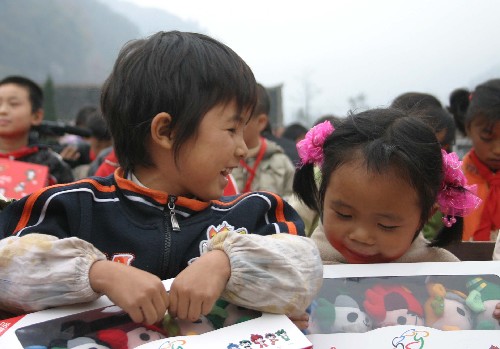 11月17日,貴陽市花溪區(qū)南車希望小學兩名小學生查看獲贈的北京奧運會吉祥物福娃。當日,“福娃愛心傳遞 共享和諧奧運”大型公益活動在貴州展開,這次活動將有總共1萬套福娃吉祥物被贈到1萬名貴州青少年手中。受贈對象為貴州省老、少、邊、窮地區(qū)的農(nóng)村青少年,城市貧困低保家庭子女,城市農(nóng)民工家庭子女,公安英烈子女。福娃愛心傳遞活動由共青團中央主辦、北京奧組委等部門支持,覆蓋全國的29個省、直轄市、自治區(qū),共計40多個城市。 新華社記者黃勇攝