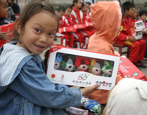 11月17日,貴陽市花溪區(qū)南車希望小學學生彭書玲展示她獲贈的北京奧運會吉祥物福娃。當日,“福娃愛心傳遞 共享和諧奧運”大型公益活動在貴州展開,這次活動將有總共1萬套福娃吉祥物被贈到1萬名貴州青少年手中。受贈對象為貴州省老、少、邊、窮地區(qū)的農(nóng)村青少年,城市貧困低保家庭子女,城市農(nóng)民工家庭子女,公安英烈子女。福娃愛心傳遞活動由共青團中央主辦、北京奧組委等部門支持,覆蓋全國的29個省、直轄市、自治區(qū),共計40多個城市。 新華社記者黃勇攝