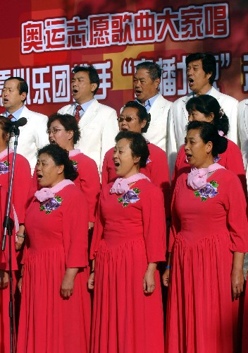 11月17日,來自石景山的翠微合唱團(tuán)在演唱原創(chuàng)奧運(yùn)歌曲《同在藍(lán)色星球上》。新華社記者羅曉光攝