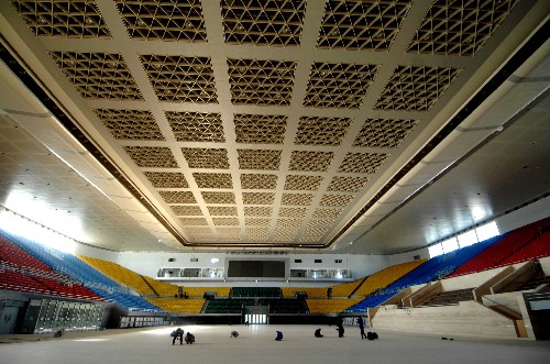 2008年北京奧運會期間將作為排球主比賽場館的首都體育館改擴(kuò)建工程日前竣工。該館建于1968年,此次改擴(kuò)建工程歷時一年半,改擴(kuò)建后面積達(dá)54707平方米,設(shè)觀眾席17500個。這是一個綜合性體育館,可以進(jìn)行球類、冰上比賽和大型文體活動等。奧運會后,首都體育館將作為冬季項目的訓(xùn)練基地和全民健身活動等場所而充分發(fā)揮其多功能體育館的作用。 圖為11月29日拍攝的首都體育館內(nèi)景。 新華社記者 羅曉光 攝