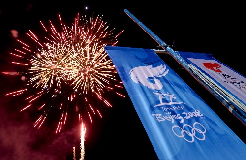 4月14日,北京奧運(yùn)圣火傳遞活動(dòng)在阿曼馬斯喀特舉行。這是在城市慶典上的焰火表演。 新華社記者戚恒攝