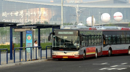 位于奧林匹克公園的公交專線車站(7月20日拍攝)。7月20日,北京10條奧運(yùn)公交專線正式開通運(yùn)行。8月9日起,其他24條奧運(yùn)公交快速專線也將開通,屆時北京所有奧運(yùn)比賽場館都將有公交線路通達(dá)。 新華社記者 李志勇 攝