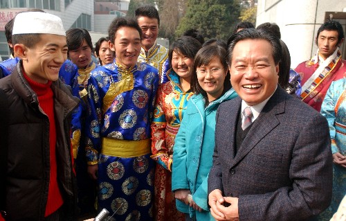 11月12日,中央宣講團(tuán)成員(前右一)在宣講結(jié)束后與甘肅高校學(xué)生親切交談。 新華社記者 張錳 攝