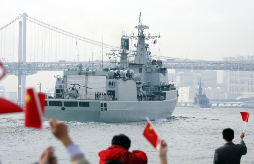 12月1日,人們?cè)谌毡緰|京的碼頭揮舞中國(guó)國(guó)旗,歡送中國(guó)人民解放軍海軍“深圳”號(hào)導(dǎo)彈驅(qū)逐艦。“深圳”號(hào)導(dǎo)彈驅(qū)逐艦當(dāng)天結(jié)束對(duì)日本為期4天的友好訪問(wèn),啟程回國(guó)。