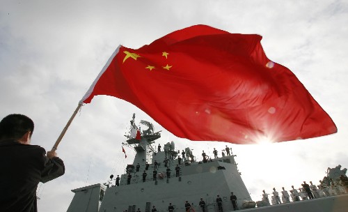 12月1日,人們?cè)谌毡緰|京的碼頭揮舞中國(guó)國(guó)旗,歡送中國(guó)人民解放軍海軍“深圳”號(hào)導(dǎo)彈驅(qū)逐艦。