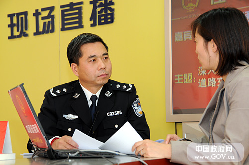 2008年11月17日15時(shí),公安部交通管理局副局長(zhǎng)王金彪接受中國(guó)政府網(wǎng)專訪,就“深入開展百日行動(dòng),預(yù)防特大道路交通事故”與網(wǎng)友在線交流。
