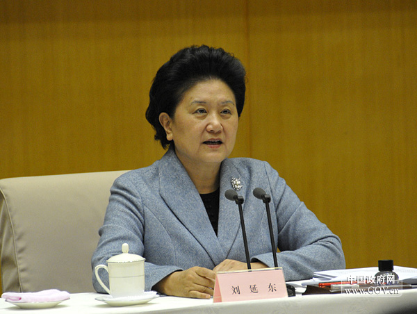 2010年12月1日10時(shí),全國(guó)學(xué)前教育工作電視電話會(huì)議在國(guó)務(wù)院小禮堂舉行。圖為中共中央政治局委員、國(guó)務(wù)委員劉延?xùn)|作重要講話。中國(guó)政府網(wǎng) 陳競(jìng)超 攝
