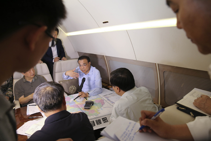6月2日,在飛赴湖北監(jiān)利長江客輪事件現(xiàn)場的途中,李克強(qiáng)總理在專機(jī)上召集有關(guān)方面負(fù)責(zé)人研究落實(shí)施救措施。總理在聽取最新施救情況后作出9點(diǎn)指示,要求調(diào)集所有力量、不惜一切代價(jià)搶救生命,把救人放在第一位位置。