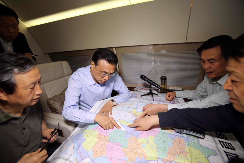 6月2日,在飛赴湖北監(jiān)利長江客輪事件現(xiàn)場的途中,李克強(qiáng)總理在專機(jī)上召集有關(guān)方面負(fù)責(zé)人研究落實(shí)施救措施??偫碓诼犎∽钚率┚惹闆r后作出9點(diǎn)指示,要求調(diào)集所有力量、不惜一切代價(jià)搶救生命,把救人放在第一位位置。