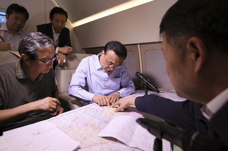 6月2日,在飛赴湖北監(jiān)利長江客輪事件現(xiàn)場的途中,李克強(qiáng)總理在專機(jī)上召集有關(guān)方面負(fù)責(zé)人研究落實(shí)施救措施??偫碓诼犎∽钚率┚惹闆r后作出9點(diǎn)指示,要求調(diào)集所有力量、不惜一切代價(jià)搶救生命,把救人放在第一位位置。