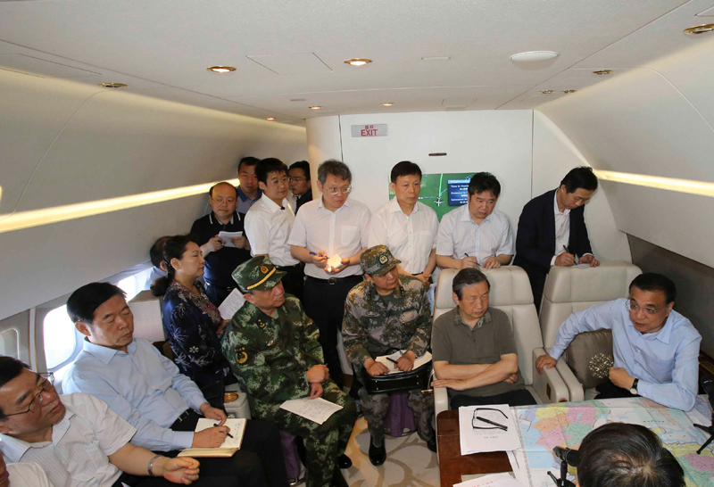 6月2日,在飛赴湖北監(jiān)利長江客輪事件現(xiàn)場的途中,李克強(qiáng)總理在專機(jī)上召集有關(guān)方面負(fù)責(zé)人研究落實(shí)施救措施??偫碓诼犎∽钚率┚惹闆r后作出9點(diǎn)指示,要求調(diào)集所有力量、不惜一切代價(jià)搶救生命,把救人放在第一位位置。