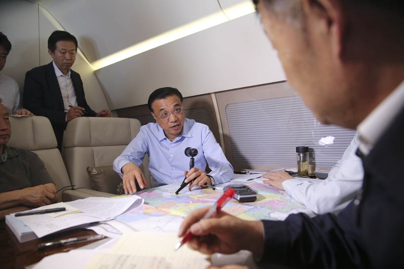 6月2日,在飛赴湖北監(jiān)利長江客輪事件現(xiàn)場的途中,李克強(qiáng)總理在專機(jī)上召集有關(guān)方面負(fù)責(zé)人研究落實(shí)施救措施??偫碓诼犎∽钚率┚惹闆r后作出9點(diǎn)指示,要求調(diào)集所有力量、不惜一切代價(jià)搶救生命,把救人放在第一位位置。