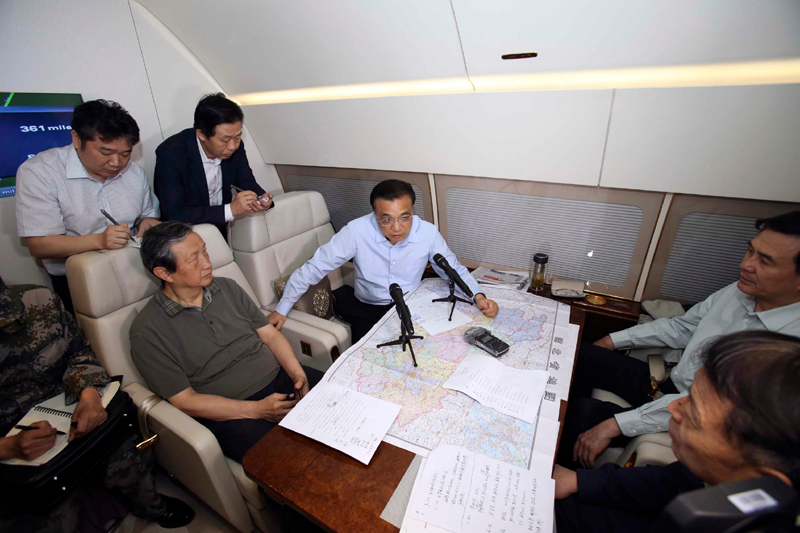 6月2日,在飛赴湖北監(jiān)利長江客輪事件現(xiàn)場的途中,李克強(qiáng)總理在專機(jī)上召集有關(guān)方面負(fù)責(zé)人研究落實(shí)施救措施??偫碓诼犎∽钚率┚惹闆r后作出9點(diǎn)指示,要求調(diào)集所有力量、不惜一切代價(jià)搶救生命,把救人放在第一位位置。