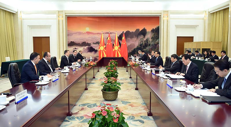 11月26日，中國國務(wù)院總理李克強在北京人民大會堂會見來華出席第四次中國－中東歐國家領(lǐng)導(dǎo)人會晤的馬其頓總理格魯埃夫斯基。