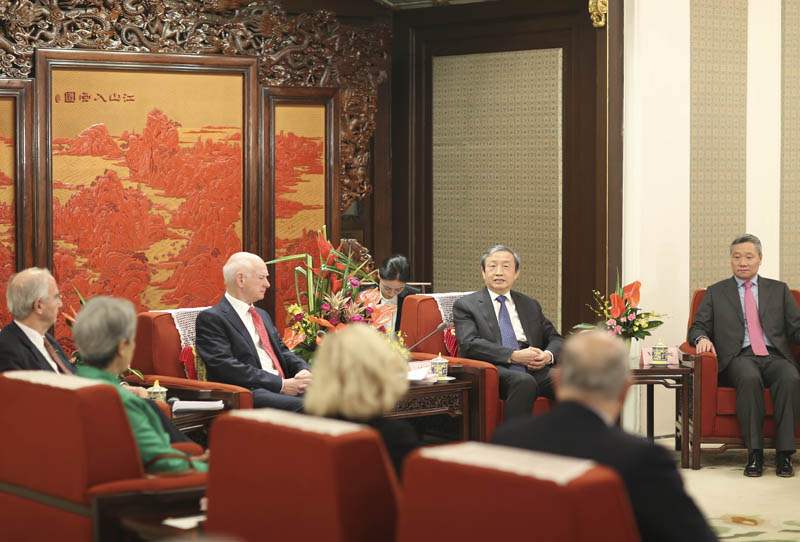 11月30日，中國國務(wù)院副總理馬凱在北京中南海紫光閣會(huì)見蘇格蘭皇家銀行主席霍華德·戴維斯等中國證監(jiān)會(huì)國際顧問委員會(huì)委員。