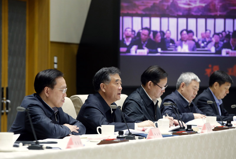 12月1日，全國易地扶貧搬遷工作電視電話會議在北京召開。中共中央政治局委員、國務(wù)院副總理汪洋出席會議并講話。