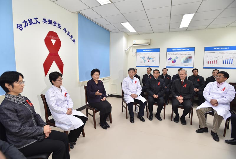 這是劉延?xùn)|與醫(yī)療衛(wèi)生機構(gòu)代表、有關(guān)專家、基層工作者、社會組織、志愿者和世界衛(wèi)生組織代表進行座談。