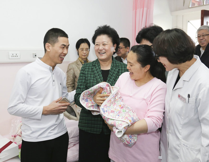 這是劉延?xùn)|來到北京市東城區(qū)第一婦幼保健院，看望慰問一線醫(yī)務(wù)人員、孕產(chǎn)婦和家屬，向他們致以節(jié)日問候和良好祝愿。