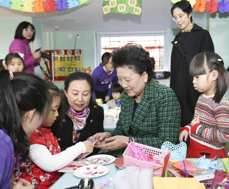 1月4日，中共中央政治局委員、國務(wù)院副總理劉延?xùn)|到北京市考察婦幼保健和幼兒教育機(jī)構(gòu)。這是劉延?xùn)|來到北京市東城區(qū)分司廳幼兒園，看望全園師生。