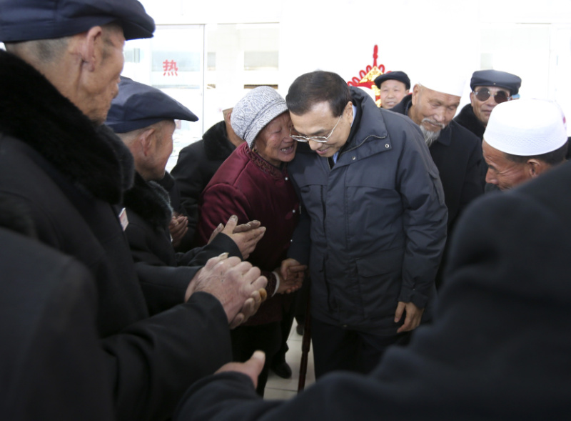 李克強(qiáng)2月1日來到寧夏固原市原州區(qū)中心敬老院，給老人們帶來年貨大禮包。他說，今天是農(nóng)歷小年，在春節(jié)這個(gè)中華民族重要的節(jié)日里，我們不能忘記老人。我代表黨中央、國務(wù)院給你們帶來禮物，最重要的是這兩個(gè)字——說完他親手把“福”“壽”掛件掛在墻上。