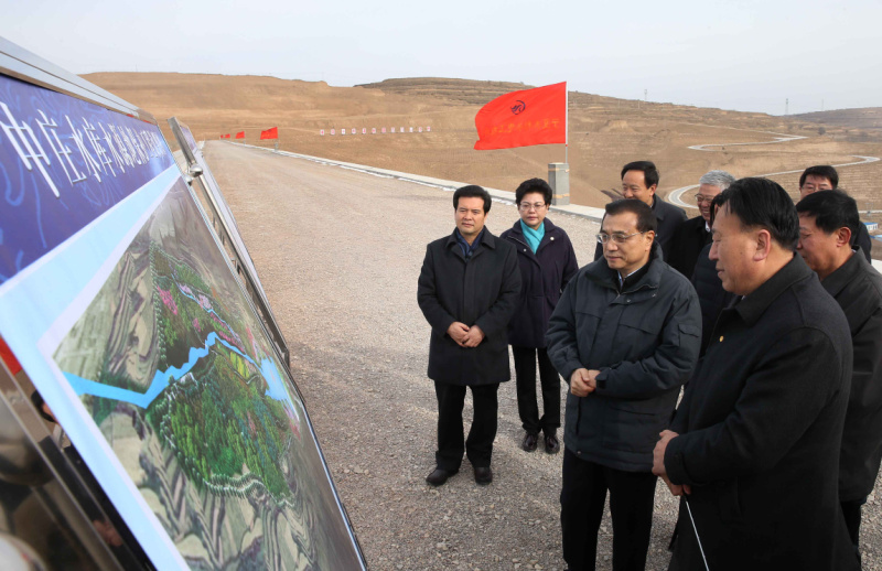 李克強2月1日到寧夏固原市中莊水庫考察城鄉(xiāng)飲水安全工程建設。該地區(qū)以干旱缺水聞名天下，水庫建成后將解決113萬人飲水問題?？偫碚f，飲水安全不僅是民生工程，也是發(fā)展工程，將帶動當地城鎮(zhèn)化進程。百年大計，質量第一，工程要經得起歷史檢驗。