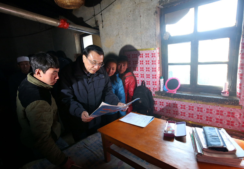李克強(qiáng)1日到寧夏固原西吉縣半子溝村看望特困村民王進(jìn)寶一家。了解到王家大女兒為照顧臥病母親輟學(xué)，上初二的兒子立志當(dāng)醫(yī)生為母治病，總理說，你們要加倍努力，對得起姐姐付出。希望搬遷后更好的環(huán)境，能讓你們媽媽看病方便，姐姐也有機(jī)會(huì)重返校園。