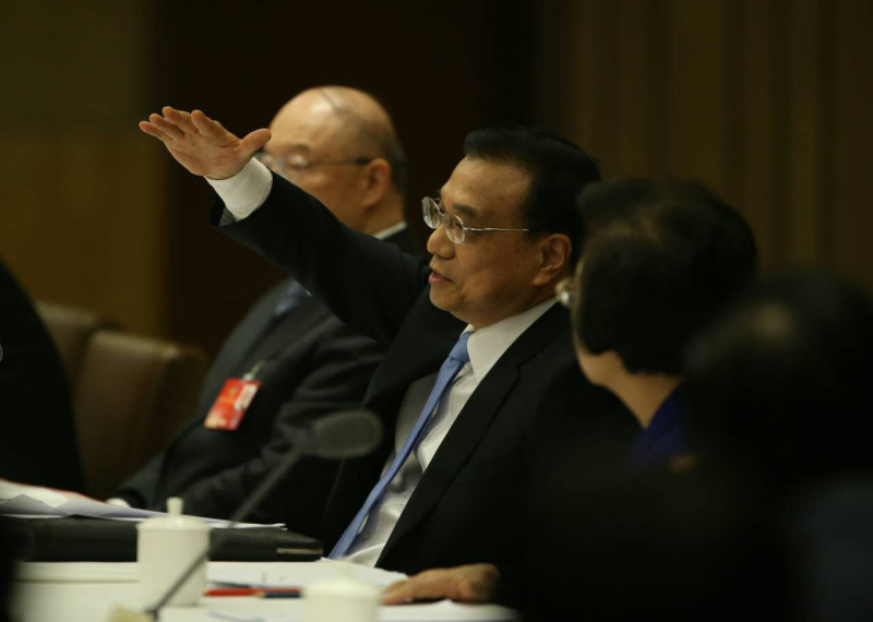 “我們中央政府的負債率只有17%，地方政府的債務雖然相對高一些，但多數(shù)還是帶有資產(chǎn)、運營性的項目?！崩羁藦娍偫?月4日參加全國政協(xié)十二屆四次會議經(jīng)濟、農(nóng)業(yè)界委員聯(lián)組會時說，“我們盤活政府資產(chǎn)還有不小的余地，這也為我們調(diào)整完善財政政策提供了空間。”