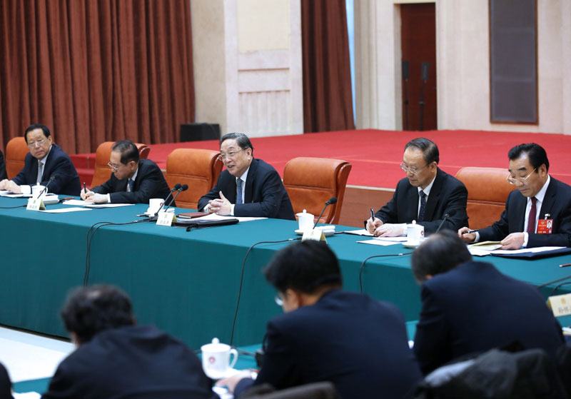3月4日，中共中央政治局常委、全國(guó)政協(xié)主席俞正聲看望出席全國(guó)政協(xié)十二屆四次會(huì)議的醫(yī)藥衛(wèi)生界委員并參加討論。新華社記者 龐興雷 攝