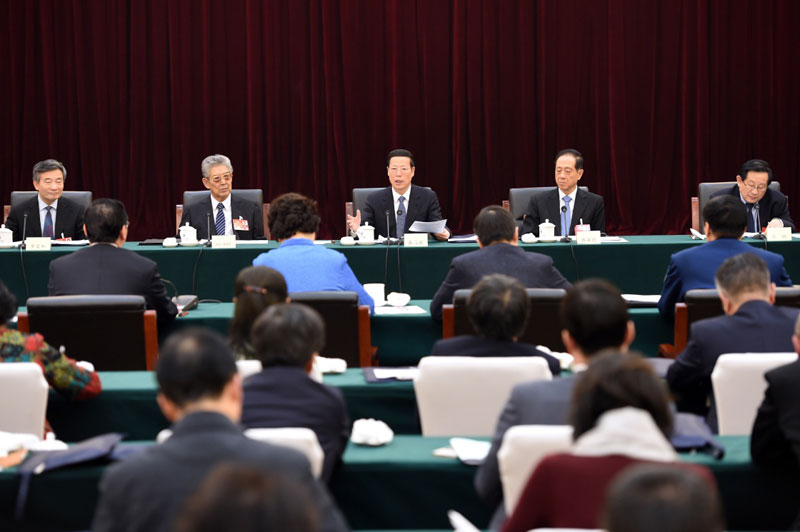 3月4日，中共中央政治局常委、國(guó)務(wù)院副總理張高麗看望出席全國(guó)政協(xié)十二屆四次會(huì)議的教育界委員并參加討論。新華社記者 張領(lǐng) 攝
