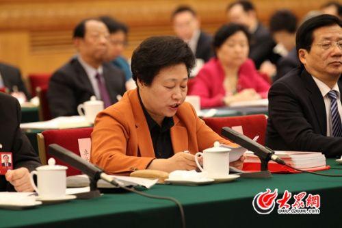 全國(guó)人大代表、陽(yáng)光大姐服務(wù)有限公司董事長(zhǎng)卓長(zhǎng)立在會(huì)上發(fā)言。