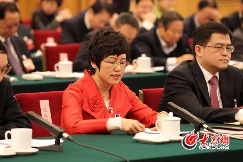 全國(guó)人大代表、臨沂市第一實(shí)驗(yàn)小學(xué)副校長(zhǎng)張淑琴在會(huì)上發(fā)言。