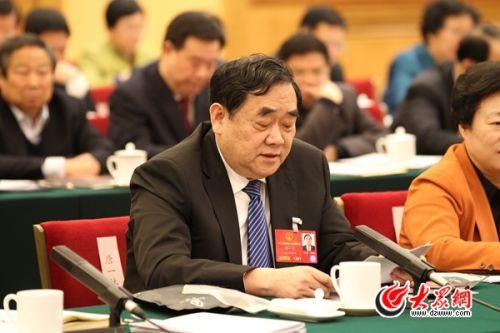 全國(guó)人大代表、圣泉集團(tuán)股份有限公司董事長(zhǎng)唐一林在會(huì)上發(fā)言。