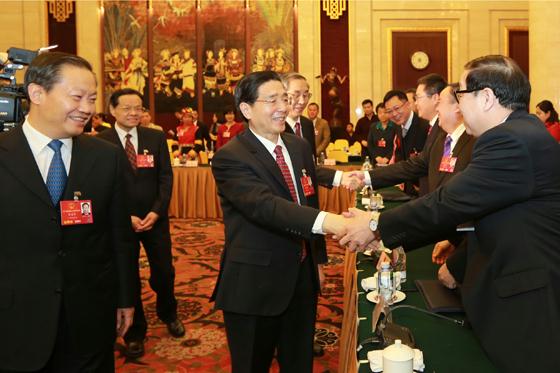 3月5日，國(guó)務(wù)委員、公安部部長(zhǎng)郭聲琨參加十二屆全國(guó)人大四次會(huì)議廣西代表團(tuán)第一次全體會(huì)議，與代表們共同審議政府工作報(bào)告。圖為郭聲琨與代表們親切握手。