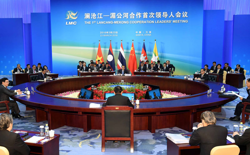 3月23日上午，國務院總理李克強在海南三亞國際會議中心主持瀾滄江——湄公河合作首次領導人會議。泰國總理巴育、柬埔寨首相洪森、老撾總理通邢、緬甸副總統賽茂康和越南副總理范平明出席。