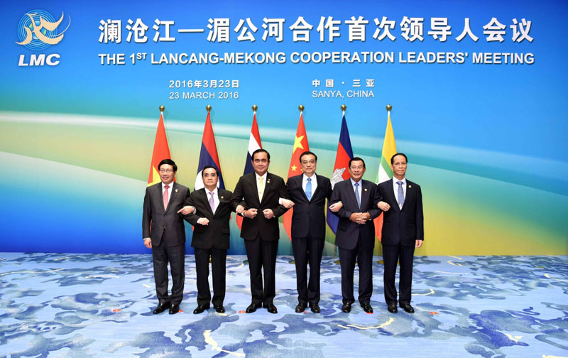 3月23日上午，國務院總理李克強在海南三亞國際會議中心主持瀾滄江——湄公河合作首次領導人會議。泰國總理巴育、柬埔寨首相洪森、老撾總理通邢、緬甸副總統賽茂康和越南副總理范平明出席。這是會議開始前，李克強同與會領導人合影。