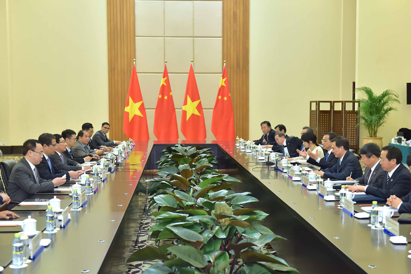 李克強(qiáng)總理23日會(huì)見代表越南總理阮晉勇來華出席瀾滄江—湄公河合作首次領(lǐng)導(dǎo)人會(huì)議及博鰲亞洲論壇2016年年會(huì)的越南副總理范平明。