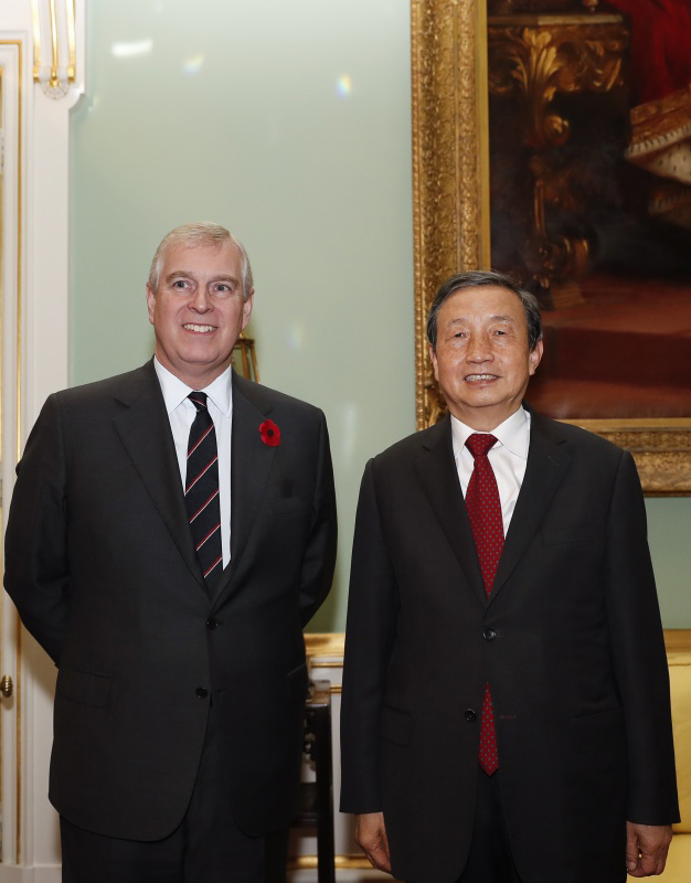 11月10日，在英國倫敦，中國國務(wù)院副總理馬凱（右）會(huì)見英國約克公爵安德魯王子。