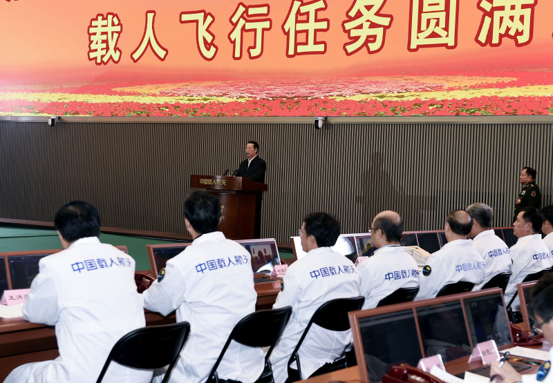 11月18日13時59分，神舟十一號飛船返回艙在內蒙古中部預定區(qū)域成功著陸，執(zhí)行飛行任務的航天員景海鵬、陳冬身體狀態(tài)良好，天宮二號與神舟十一號載人飛行任務取得圓滿成功。中共中央、國務院、中央軍委致電祝賀。中共中央政治局常委、國務院副總理張高麗在中國載人航天工程指揮中心觀看飛船返回實況并宣讀賀電。