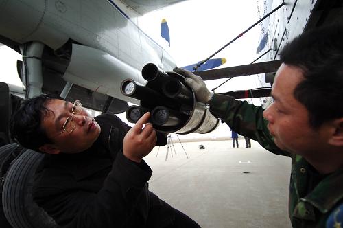 2月8日,工作人員在檢查裝載催化劑的設(shè)備。當(dāng)日,空軍某部與安徽省氣象部門密切配合,成功實(shí)施飛機(jī)人工增雨作業(yè)。安徽北部作業(yè)旱區(qū)普降2毫米以上小雨,部分地區(qū)降雨達(dá)6毫米。據(jù)悉,他們在未來幾天將根據(jù)天氣情況繼續(xù)實(shí)施人工增雨。截至2月7日,安徽省受旱面積2832萬畝,其中嚴(yán)重干旱1229萬畝;已抗旱澆灌農(nóng)田2380萬畝,占受旱面積的84%。 新華社記者 李健 攝