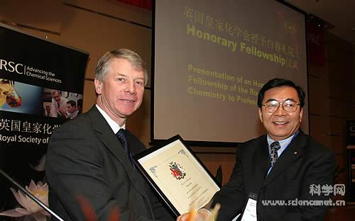 英國(guó)皇家化學(xué)會(huì)首席執(zhí)行官Richard Pike博士授予白春禮院士榮譽(yù)會(huì)士稱號(hào)