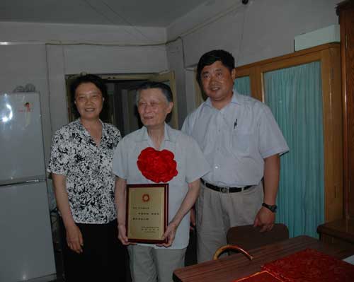 單霽翔局長(zhǎng)、侯菊坤司長(zhǎng)與余鳴謙先生合影(來(lái)源:文物局網(wǎng)站)