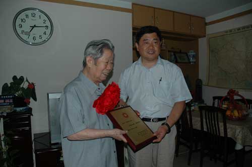 單霽翔局長(zhǎng)為馬得志先生頒發(fā)證書(shū)(來(lái)源:文物局網(wǎng)站)