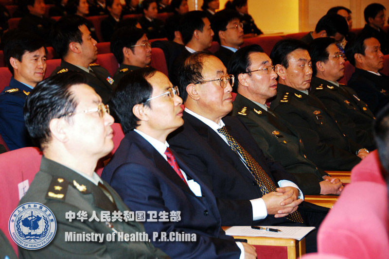 中宣部、衛(wèi)生部、解放軍總政治部11月1日隆重舉行黎秀芳同志先進(jìn)事跡報告會,緬懷她畢生奉獻(xiàn)于黨和人民健康事業(yè)的優(yōu)秀品德,學(xué)習(xí)她忠誠為人民服務(wù)的崇高精神,并倡導(dǎo)全國醫(yī)療衛(wèi)生系統(tǒng)樹立昂揚向上、開拓進(jìn)取、明禮誠信、敬業(yè)奉獻(xiàn)的良好風(fēng)尚,為推動醫(yī)療衛(wèi)生事業(yè)發(fā)展,提高人民健康水平而努力奮斗。中宣部副部長歐陽堅、衛(wèi)生部黨組書記高強和解放軍總政治部副主任劉永治出席報告會并講話。