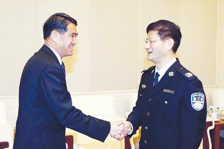 1月21日,公安部部長(zhǎng)孟建柱在京會(huì)見(jiàn)了香港特別行政區(qū)警務(wù)處處長(zhǎng)鄧竟成一行