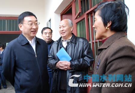 陳雷在胡家扁村與村民郭素芳親切交談,詢問農村飲水情況