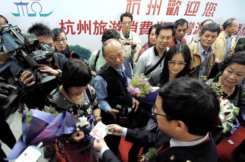 3月21日,來自杭州市政府的代表向臺灣游客發(fā)放旅游消費券。當(dāng)日,杭州在蕭山機場設(shè)立“杭州旅游消費券臺灣游客發(fā)放點”,所有來杭的臺灣游客,都可以憑臺胞證在此發(fā)放點領(lǐng)取等值人民幣300元的消費券,并配送商家指南地圖,發(fā)完為止。據(jù)了解,針對臺灣游客,杭州計劃發(fā)放6萬份總價值450萬元人民幣的杭州旅游消費券,臺灣游客可持券在杭州700多家指定商家享受優(yōu)惠。新華社記者 黃深鋼 攝