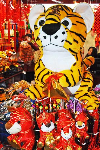 義烏國際商貿(mào)城銷售的虎年吉祥飾品琳瑯滿目(12月17日攝)。隨著圣誕節(jié)和新年、農(nóng)歷虎年春節(jié)的臨近,有“世界超市”之稱的浙江省義烏市小商品市場呈現(xiàn)一派紅火景象,各種圣誕、新年飾品和虎年吉祥物紛紛亮相,吸引眾多海內(nèi)外客商前來看樣訂貨。據(jù)介紹,每逢歲末,義烏小商品市場推出的以生肖為主題的喜慶商品都備受采購商青睞,而義烏生產(chǎn)和經(jīng)營的圣誕商品更是熱銷海外。目前已有100多個國家和地區(qū)從義烏直接進(jìn)口各種圣誕商品,年銷售額逾20億元,義烏市已成為全球最大的圣誕用品集散地。 新華社記者 譚進(jìn) 攝