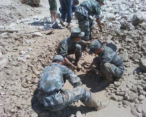 8月8日,蘭州軍區(qū)某集團軍防化團官兵正在搜尋遇難者遺體。截至8日12時,甘肅省甘南藏族自治州舟曲縣泥石流災害遇難人數(shù)已上升至85人,另有70余人受傷。根據(jù)甘南州州長毛生武現(xiàn)場的電話介紹,形成堰塞體的泥石流掩埋了一個300余戶群眾的村莊。受強降雨造成的泥石流等災害影響,甘肅省舟曲縣超過三分之二的區(qū)域供電全部中斷,通信基站受損嚴重。新華社稿 (王彥軍 攝)