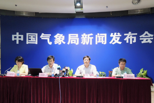 中國氣象局于7月31日召開新聞發(fā)布會,中國氣象局應(yīng)急減災(zāi)與公共服務(wù)司司長、新聞發(fā)言人陳振林就7月主要天氣氣候事件回顧及未來10天天氣展望、貫徹落實國辦33號文件一周年的成效和2012年防災(zāi)減災(zāi)志愿者中國行活動等進行了介紹。圖為發(fā)布會現(xiàn)場。中國政府網(wǎng) 徐菁 攝